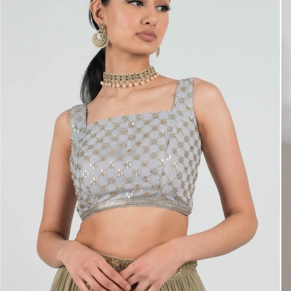 Saree - Top Size Small and Skirt Size XS - Picture 7 of 8